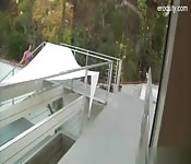 Ele cheirou a calcinha da Kendra
