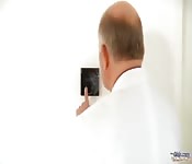 Moreninha sentando na vara
