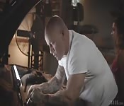 Ela achou um jeitinho de pagar a conta