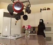 Bunda e seios lindos atraem o chefe até a empregada