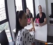 Uma jovem e sexy morena com dois sujeitos mais velhos