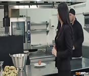 Morena linda dando pro cozinheiro