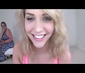 Novinha vadia chupando um cara de jeans