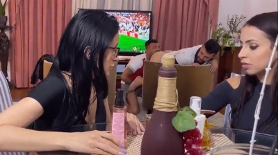 Dois caras heteros com namoradas em um encontro gay