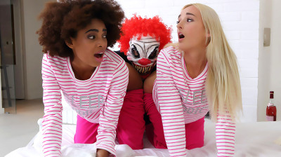 Trio com duas gostosas no Halloween